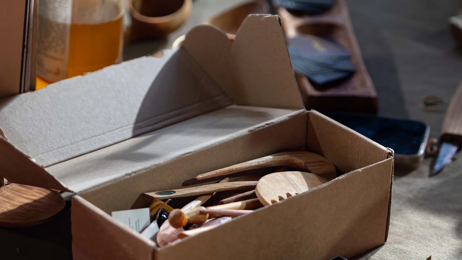 Kleingewerbe Handwerk — Holzschnitzwerkzeuge auf einem Arbeitstisch